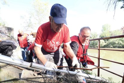 Voluntarios de 'Ama el Pisuerga' recogiendo basura en el callejón de la Alcoholera.