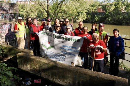 Voluntarios de 'Ama el Pisuerga' recogiendo basura en el callejón de la Alcoholera.