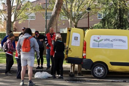 Voluntarios de 'Ama el Pisuerga' recogiendo basura en el callejón de la Alcoholera.