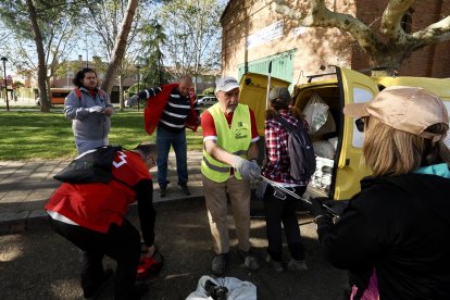 Voluntarios de 'Ama el Pisuerga' recogiendo basura en el callejón de la Alcoholera.