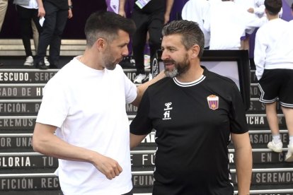 Pezzolano saluda al técnico del Eldense