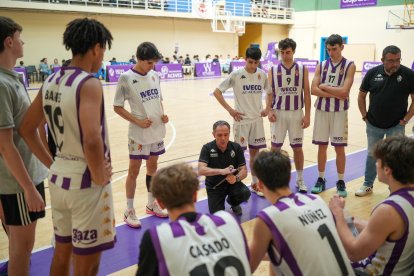 Tiempo muerto del Real Valladolid Baloncesto en su duelo ante el Colegio Leonés.