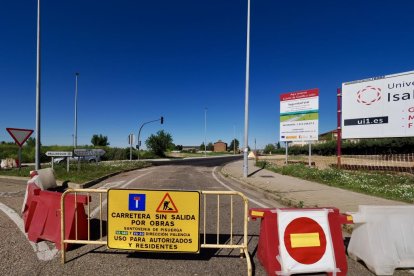 La carretera de Santovenia cortada por las obras del carril bici