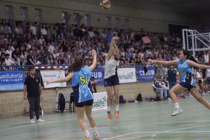 Una imagen de la final femenina entre San Agustín y Lourdes en un abarrotado polideportivo Lourdes.