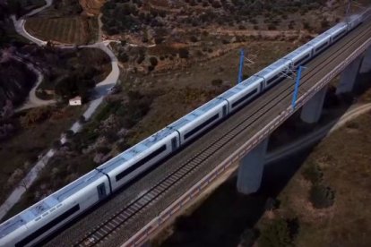 Renfe anuncia una nueva oferta de billetes de AVE a Asturias y Galicia
