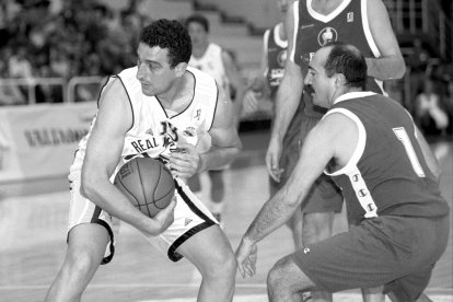 Homenaje a Gonzalo Gonzalo, fundador del Valladolid CB. Partido de veteranos entre Real Madrid y Fórum Valladolid en 2001.