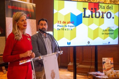 Irene Carvajal , concejala de Educación y Cultura junto a Rafael Mesonero, presidente de la Asociación de Confiteros de Valladolid en la presentación de las celebraciones del Día del Libro.