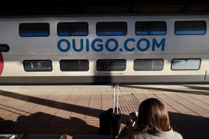 Salida de primer Ouigo desde la estación de Campo Grande de Valladolid.