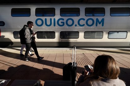 Valladolid. 19/4/2024. Primera salida del OUIGO con pasajeros dirección Alicante de la estación del Norte de Valladolid. Photogenic/Miguel Ángel Santos