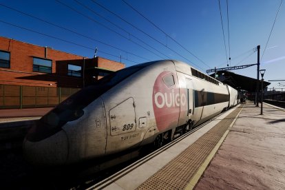 Valladolid. 19/4/2024. Primera salida del OUIGO con pasajeros dirección Alicante de la estación del Norte de Valladolid. Photogenic/Miguel Ángel Santos