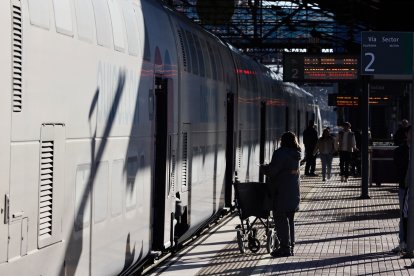 Salida de primer Ouigo desde la estación de Campo Grande de Valladolid.