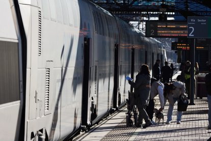 Salida de primer Ouigo desde la estación de Campo Grande de Valladolid.