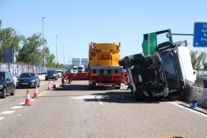 Accidente entre dos camiones y varios turismos en la VA-30