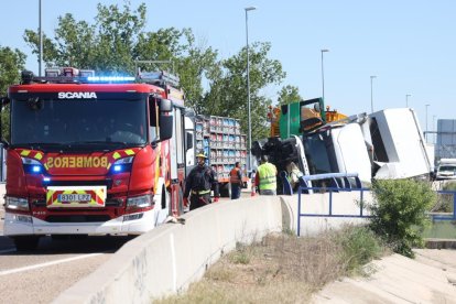 Accidente entre dos camiones y varios turismos en la VA-30