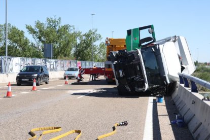 Accidente entre dos camiones y varios turismos en la VA-30