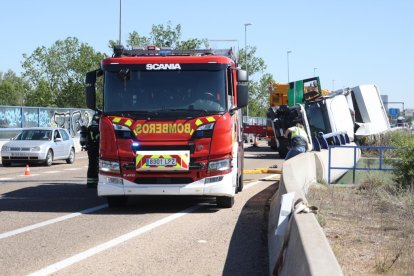 Accidente entre dos camiones y varios turismos en la VA-30