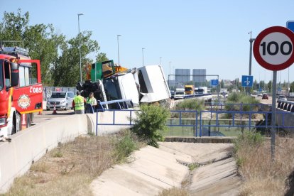 Accidente entre dos camiones y varios turismos en la VA-30