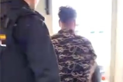 Momento de la detención de uno de los cinco miembros de la banda criminal