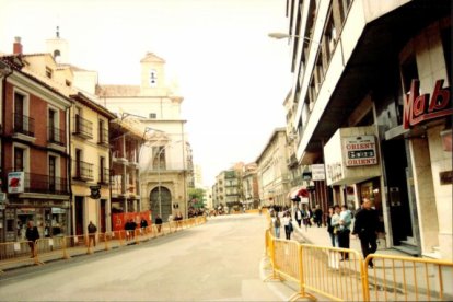 Etapa contrarreloj de la Vuelta Ciclista a España a su paso por la calle Angustias en 1994