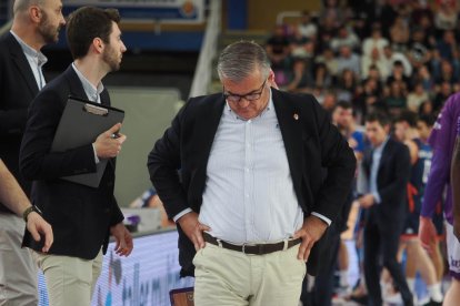 Paco García, cabizbajo tras la derrota ante Tizona.