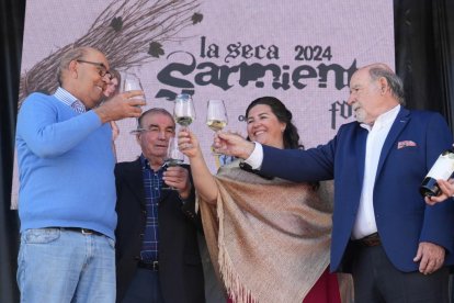 Brindis con la alcaldesa de La Seca, Clara Eufemia Rivera Vidal, en la Fiesta del Verdejo