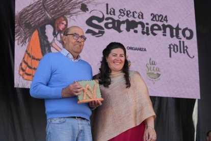 Gregorio Bayón, ex alcalde de La Seca, junto a la actual primer edil, Clara Eufemia Rivera
