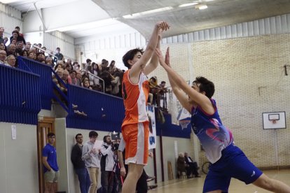 Un momento de la final de la Copa Colegial entre Maristas y Peñalba en el abarrotado polideportivo de Maristas.
