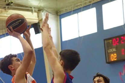 Un momento de la final de la Copa Colegial entre Maristas y Peñalba en el abarrotado polideportivo de Maristas.