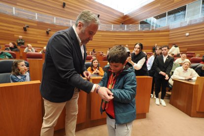 El presidente de las Cortes, Carlos Pollán, inaugura la Jornada de puertas abiertas que incluye un recorrido por el parlamento y actividades en el exterior