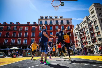3x3 Plaza Caixabank 2024 en su primera parada y posta en la Plaza Mayor de Valladolid.