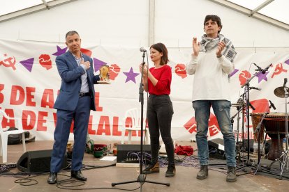ministra de Infancia y Juventud, Sira Rego, entrega el premio de IU Villalar de los Comuneros a Palestina, y lo recoge Khaldun Almassri, secretario primero de la embajada de Palestina