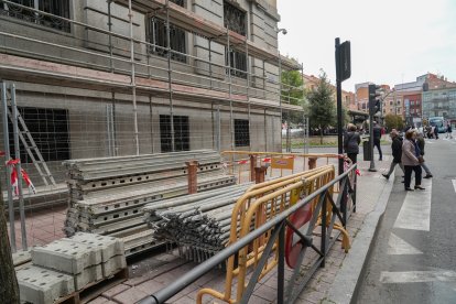 Elementos dispuestos para la colocación de los andamios.