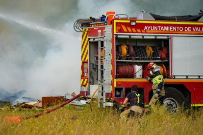 Incendio de una escombrera en la calle Arca Real