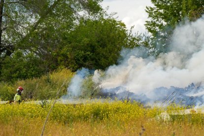 Incendio de una escombrera en la calle Arca Real