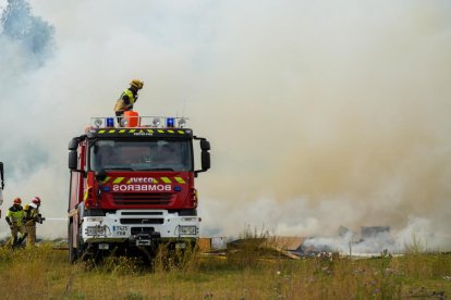 Incendio de una escombrera en la calle Arca Real