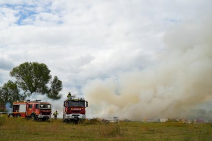 Incendio de una escombrera en la calle Arca Real