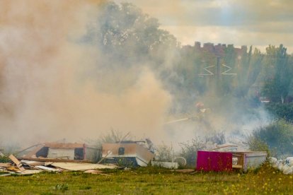 Incendio de una escombrera en la calle Arca Real