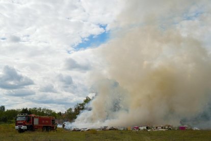 Incendio de una escombrera en la calle Arca Real