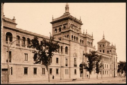La Academia de Caballería en 1924, el edificio está todavía en obras por los cerramientos