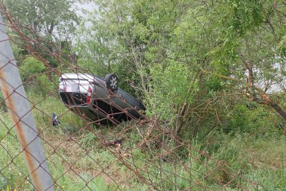 Vuelco de un vehículo en la avenida de Salamanca de Valladolid
