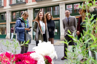La calle Platerías acoge la iniciativa ‘Platerías en flor’
