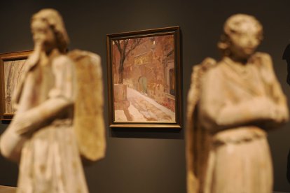 Al fondo, una imagen de la portada del Palacio de los Dávila realizada por Sorolla.