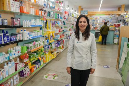 Imagen de la titular de una farmacia en la calle de los Alamillos de Valladolid