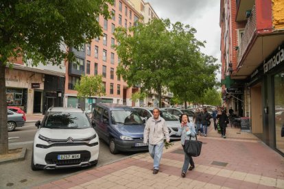 Gente transitando por la calle de los Alamillos de Valladolid