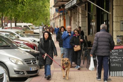 Vecinos paseando por la calle de los Alamillos de Valladolid