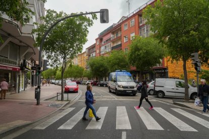 Personas cruzando por un paso de peatones de la calle de los Alamillos en Valladolid