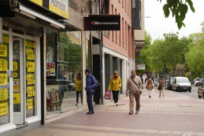 Personas caminando por la calle de los Alamillos en Valladolid