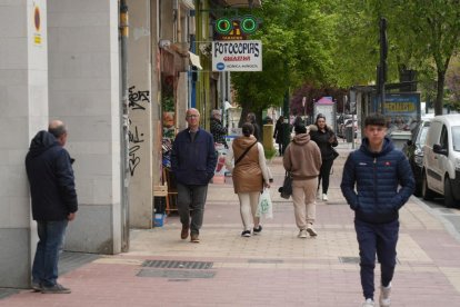 Personas transitando por la calle de los Alamillos de Valladolid