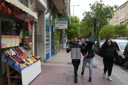 Ciudadanos en la calle de los Alamillos de Valladolid