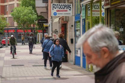 Gente transitando por la zona de comercios de la calle de los Alamillos de Valladolid